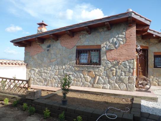 Pietra di Luserna:rivestimento di casa unifamiliare in bugnato  e listelli in cotto anticato.